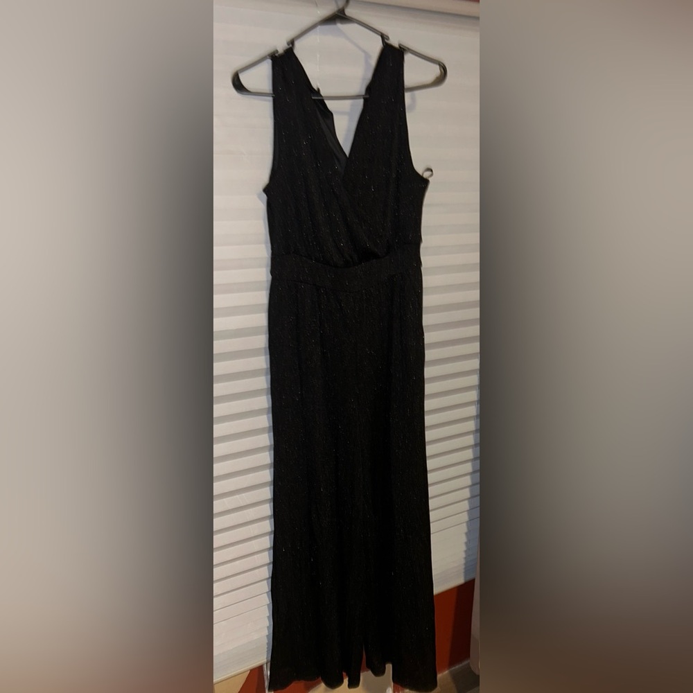 New from Torrid black romper v-neck sleeveless pant style size  M/L